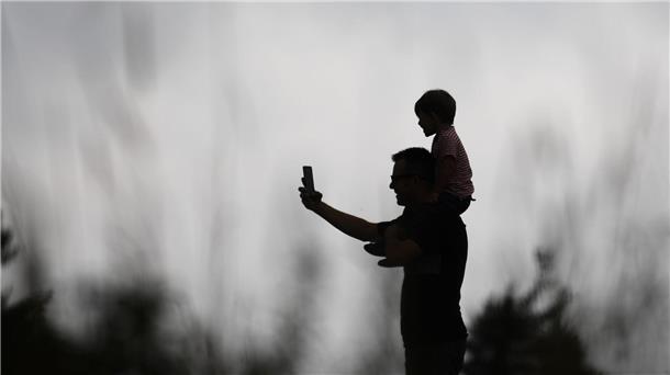 Warum Kinderfotos nicht ins Internet gehören Ob Kinderfotos ins Internet gehören, ist eine vieldiskutierte Frage. (Archivfoto)