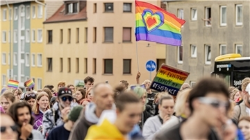 Ob schrill oder schlicht: Alle Stilrichtungen finden beim CSD ihren Platz.