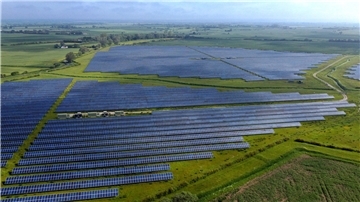 Ein Blick auf die Romney Marsh Solar Farm in Kent, die mit rund 73.000 Solarmodulen ausgestattet ist