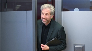 Oberbürgermeister Boris Palmer kommt zur Pressekonferenz im Tübinger Landratsamt.