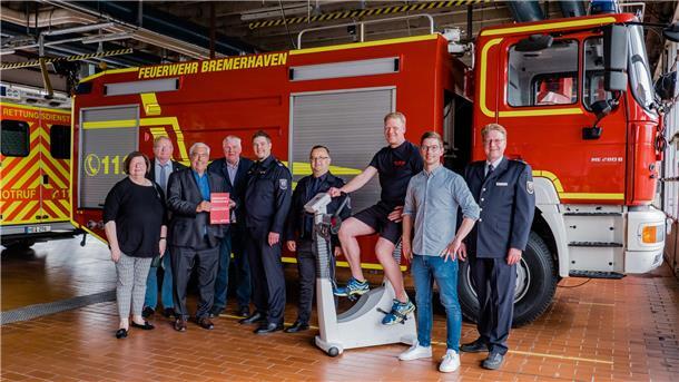 Oberbürgermeister Melf Grantz (Dritter von links) übergibt die „Fitnesskarte“ an Mitglieder der Freiwilligen Feuerwehr. Mit dabei sind (von links) vom Ausschuss für Öffentliche Sicherheit Martina Kirschstein-Klingner, Thorsten Raschen und Bernd Freemann sowie als Vertreter der Freiwilligen Feuerwehr Christian Kück, Daniel Solinski und Mark Petrusch, der Geschäftsführer Werksarztzentrum Fischereihafen GmbH, David Aswald, und der stellvertretende Amtsleiter der Feuerwehr Bremerhaven, Olaf Jongeling.