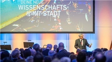 Oberbürgermeister Melf Grantz hielt in diesem Jahr eine Ansprache, bevor die 500 Gäste einen kurzen Film über Bremerhaven als Wissenschaftsstadt sahen.