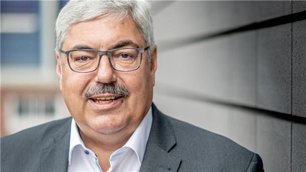 Oberbürgermeister Melf Grantz (SPD) im NZ-Interview: „Wir brauchen für den Ausbau der Offshore-Industrie einen Schwerlasthafen, einen ‚Port of Future‘, im Süden der Stadt.“