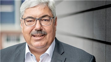 Oberbürgermeister Melf Grantz (SPD) im NZ-Interview: „Wir brauchen für den Ausbau der Offshore-Industrie einen Schwerlasthafen, einen ‚Port of Future‘, im Süden der Stadt.“