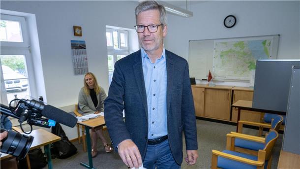 Oberbürgermeister Stefan Fassbinder stimmt beim Bürgerentscheid über die Containerunterkünfte in Greifswald ab.