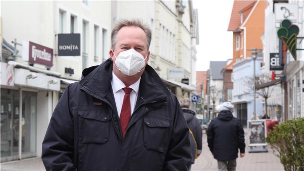 Oberbürgermeister Uwe Santjer (SPD) wartet auf eine neue bundeseinheitliche Regelung, ehe er mit Cuxhaven als Landesmodellregion an den Start gehen wird.