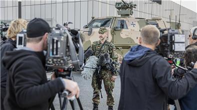 Medienrummel und Polizeiaufgebot: Wenn die Bundeswehr mitten in der Stadt übt Oberleutnant Til steht der Presse Rede und Antwort.