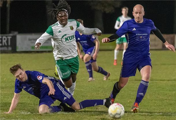 Heeslinger SC II wird seiner Favoritenrolle vor heimischen Publikum gerecht Oberliga-Leihgabe Abdul Gafar wird hier mit unfairen Mitteln gestoppt.