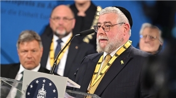 Oberrabbiner Pinchas Goldschmidt ist mit dem  Internationalen Karlspreis zu Aachen ausgezeichnet worden.