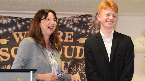 Wie die Selsinger Oberschüler mit Zuversicht und viel Humor entlassen werden Oberschul-Rektorin Anja Wichern ehrt den Jahrgangsbesten Tjark Korth.