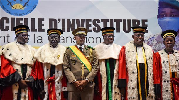 Oberst Assimi Goita (M) bei seiner Vereidigung als neuer Übergangspräsident von Mali im Juni 2021.