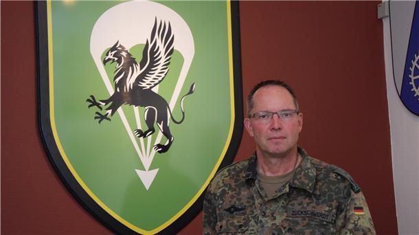 Ein Kommandeur des Fallschirmjägerregiments 31