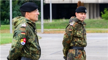 Oberst Frank Wachter (r) ist neuer Kommandeur des Landeskommandos der Bundeswehr in Niedersachsen. 