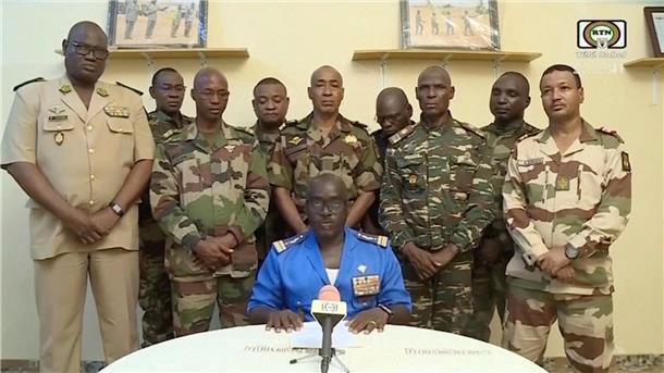 Oberstmajor Amadou Abdramane (vorne) gibt in Niamey eine Erklärung ab.