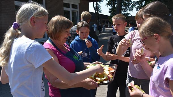 Gesundes für die Schüler: Obstdamen an der KGS Sittensen suchen Verstärkung Das Foto zeigt, wie Schüler sich am Obst bedienen.