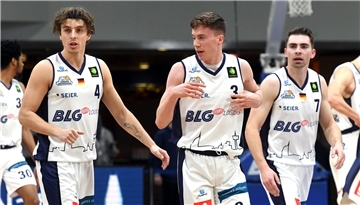 Obwohl die Playoffs für (von links) Lennard Larysz, Matt Frierson und Adrian Breitlauch noch in Reichweite sind, scheint in der vierten ProA-Saison der Eisbären Abstiegskampf angesagt zu sein.