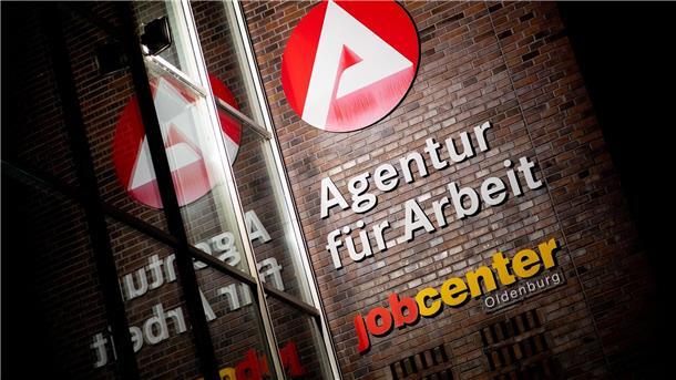 Ökonomen: Befürchtete Rezession könnte doch ausbleiben Obwohl die Wirtschaft seit 2020 unter einer Dauerbelastung steht, geht das Ifo-Institut 2023 nur von einer geringen Zunahme der Arbeitslosenquote aus.
