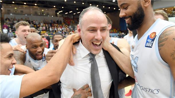Die Eisbären machen weiter Obwohl Michael Mai einige Siege mit den Eisbären holen konnte, reichte es am Ende nicht für den Klassenerhalt. Als Trainer und sportlicher Leiter soll der 44-Jährige den Neuanfang in der ProA in seine Hände nehmen.