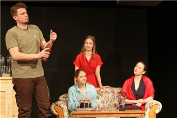 Obwohl Sven (Sascha Langbehn) den Schampus köpft: Weder Heike (Jette Peterschewski), noch Dina (Mareike Brandt) ist zum Feiern zumute. Und Annika (Henriette Heinsohn) hofft auf Aufmerksamkeit.