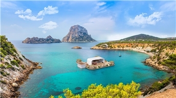Oceaya schwimmt in einer Bucht