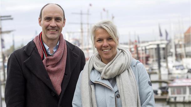 Ocke Bandixen und Birgit Langhammer sind das Hamburger Moderatoren-Team der NDR Traditionssendung "Gruß an Bord". Auch 2023 schickt der NDR Grüße und Nachrichten von Angehörigen zu Seeleuten in aller Welt.
