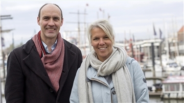 Ocke Bandixen und Birgit Langhammer sind das Hamburger Moderatoren-Team der NDR Traditionssendung "Gruß an Bord". Auch 2023 schickt der NDR Grüße und Nachrichten von Angehörigen zu Seeleuten in aller Welt.