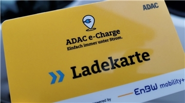 Öffentliche Ladestationen kann man mit der passenden App freischalten - oder mit einer Ladekarte. Leider gibt es in Deutschland momentan noch kein einheitliches Bezahlsystem.