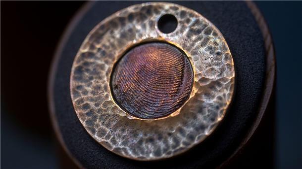 Über den Tod hinaus: Wenn aus Asche ein Gedenkdiamant wird Öfter nachgefragt werden Schmuckstücke mit dem Fingerabdruck des Verstorbenen. (Archivbild)