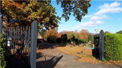 Das Eingangstor des Friedhof in Langen steht weit offen.