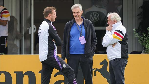 Offener Taktikaustausch: Weltmeister-Trainer der Basketballer, Gordon Herbert (M), und Fußball-Bundestrainer Julian Nagelsmann im Gespräch.