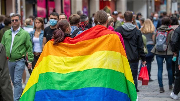 Offenheit, Toleranz und auch sexuelle Selbstbestimmung symbolisiert die Regenbogenflagge. Viele Gruppierungen in der Wesermarsch machen deutlich, dass sie hinter diesen Werten stehen.