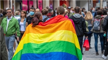 Offenheit, Toleranz und auch sexuelle Selbstbestimmung symbolisiert die Regenbogenflagge. Viele Gruppierungen in der Wesermarsch machen deutlich, dass sie hinter diesen Werten stehen.