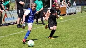 Offensivspieler Paul Martens von der JSG Geestequelle (links) bei einem seiner schwungvollen Vorstöße.