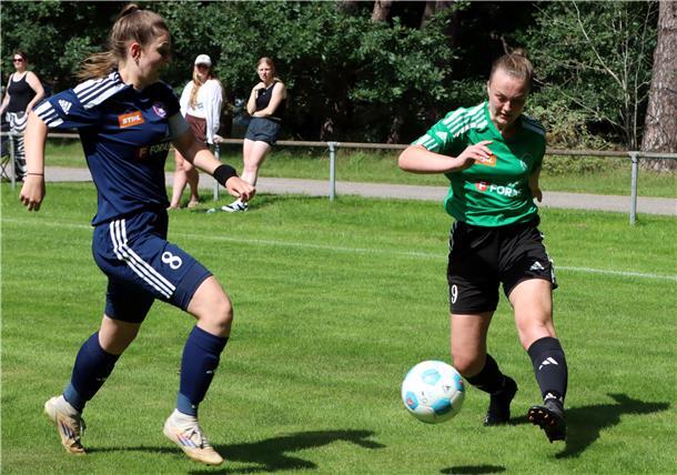 SG Anderlingen/Byhusen macht zum Saisonauftakt das halbe Dutzend voll Offensivspielerin Jarste Schröder (rechts) schnürte gegen den FC Oste/Oldendorf II einen Doppelpack.