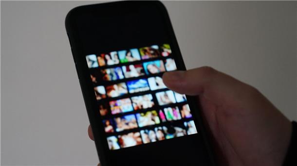 Sextortion: Vom Flirt zur Erpressung Oft schicken Täter zuerst selbst ein Nacktfoto von sich - ein Trick, um Vertrauen zu gewinnen. (Symbolbild)