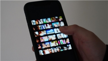 Oft schicken Täter zuerst selbst ein Nacktfoto von sich - ein Trick, um Vertrauen zu gewinnen. (Symbolbild)