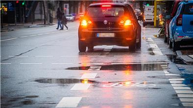 Oft zugeparkt: Im Jahr der Pandemie häuften sich die Klagen über Fahrzeuge, die die Radwege versperrten, besonders auch in der Hafenstraße.