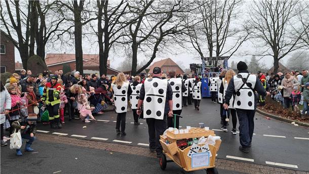 Die schönsten Fotos vom Karneval in Wehdel: Was für ein bunter Umzugstrubel Oh, sogar Dominosteine laufen in Wehdel herum.
