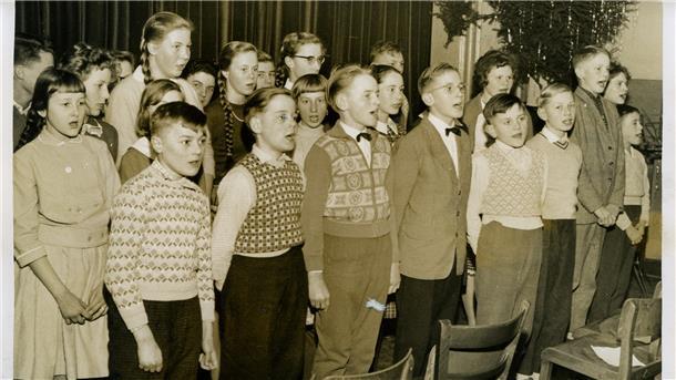 Advent und Weihnachten sind ohne Feiern nur halb so schön Ohne Gesang ist eine Feier nur halb so schön. So war es auch bei dieser Feier in Schweewarden 1960.