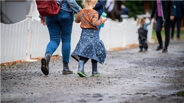 Ohne Gummistiefel geht nichts: Das galt nicht nur bei den Elmloher Reitertagen für die Besucher. Foto: Hartmann