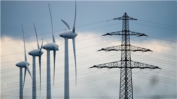 Ohne neue Stromtrassen wird aus der Energiewende nichts. Wer jetzt aber neue Masten fürchtet, kann beruhigt sein. Die großen Stromautobahnen wie Suedlink, die quer durch Deutschland führen, werden als Kabel in die Erde verlegt.