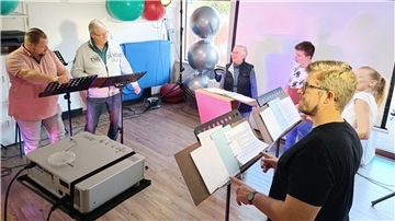 Ohne Probe keine Premiere: Gemeinsam mit Cheftechniker Uwe Evering (nicht im Bild) proben die Sprecher das Zusammenspiel mit Licht-, Ton- und Videotechnik und bauen schauspielerische Elemente ein.