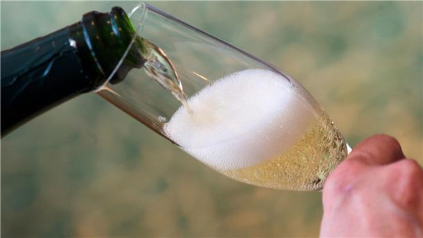 „Dry January“ oder „Veganuary“: Was bringen die Trends? Ohne Sekt ins neue Jahr: Beim „Dry January“ verzichten Menschen auf Alkohol in den ersten Wochen des neuen Jahres.