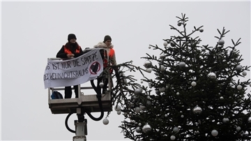 Ohne Spitze: Der Weihnachtsbaum vor dem Brandenburger Tor.