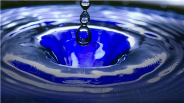 Ohne Wasser kein Leben. Trinkwasser ist des Menschen wichtigstes Lebensmittel. In manchen Gegenden der Welt herrscht Mangel daran, während damit hierzulande Pools gefüllt und Gärten gewässert werden.