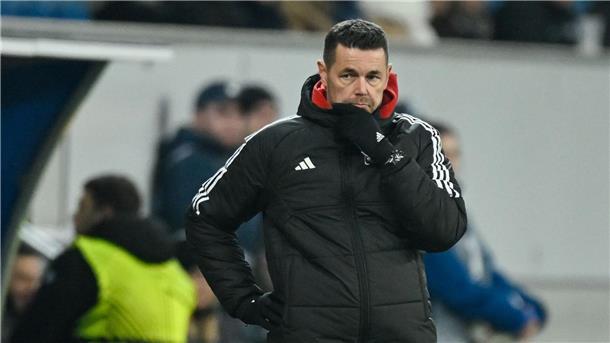 Bericht: Olympique Lyon vor Zwangsabstieg in Frankreich OIympique Lyon und Coach Pierre Sage stehen wegen Finanzvergehen vor einer heftigen Strafe.