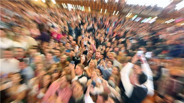 Anstieg schwerer Corona-Fälle deutet sich an Oktoberfestbesucher in einem voll besetzten Festzelt.