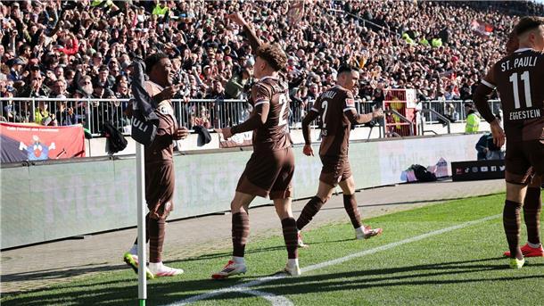 „Von allem zu wenig“: Gladbach hadert nach Remis bei Pauli Oladapo Afolayan (l) jubelt über den Ausgleich