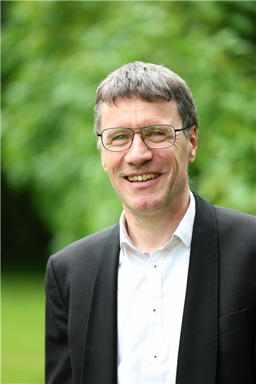 Olaf Großmann ist Diplom-Musiklehrer und Diplom-Orchestermusiker. Er ist Klarinettist bei der Bremer Philharmonikern und hat seine ersten musikalischen Schritte in seinem Heimat-Musikverein in Baden-Württemberg gemacht, bevor es dann zum Luftwaffenmusikkorps in Münster ging. Großmann hat Kurse beim Rundfunkblasorchester Leipzig besucht und das Jugendblasorchester in Grasberg gegründet. Ein erster großer Meilenstein mit der Stadtkapelle wird das Konzert am Samstag, 14. März 2026 im Stadeum in Stade sein. Karten gibt es ab Oktober unter www.stadeum.de.