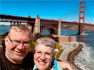 Paar vor der Golden Bridge